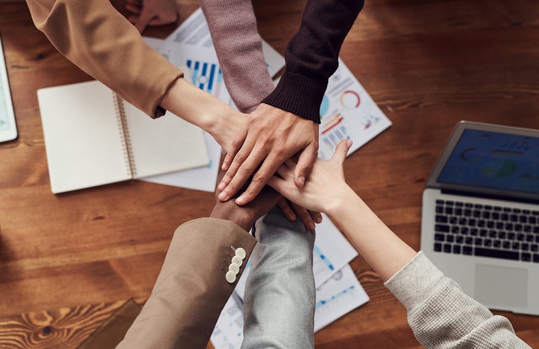 一个团队在会议室里讨论品牌战略,背景是数据图表,代表着通过数据驱动决策提升品牌信誉