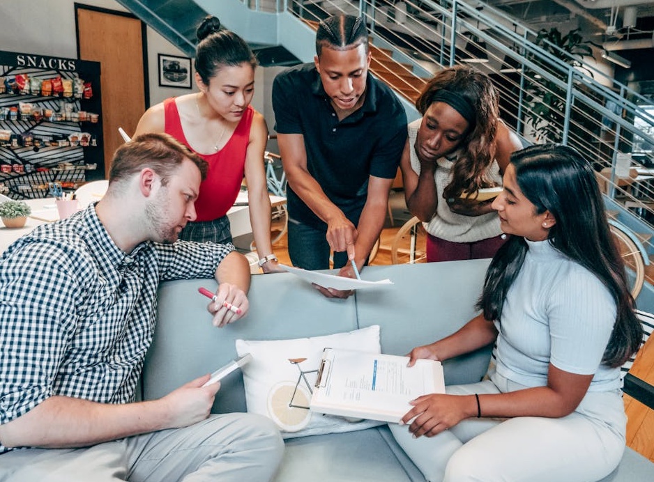 一个数字营销专家正在分析社交媒体数据仪表盘,规划如何有效购买Twitter视频评论