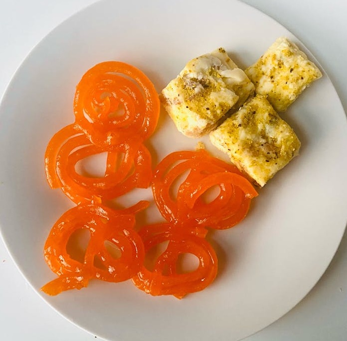 内容创作者正在手机上分析TikTok视频数据