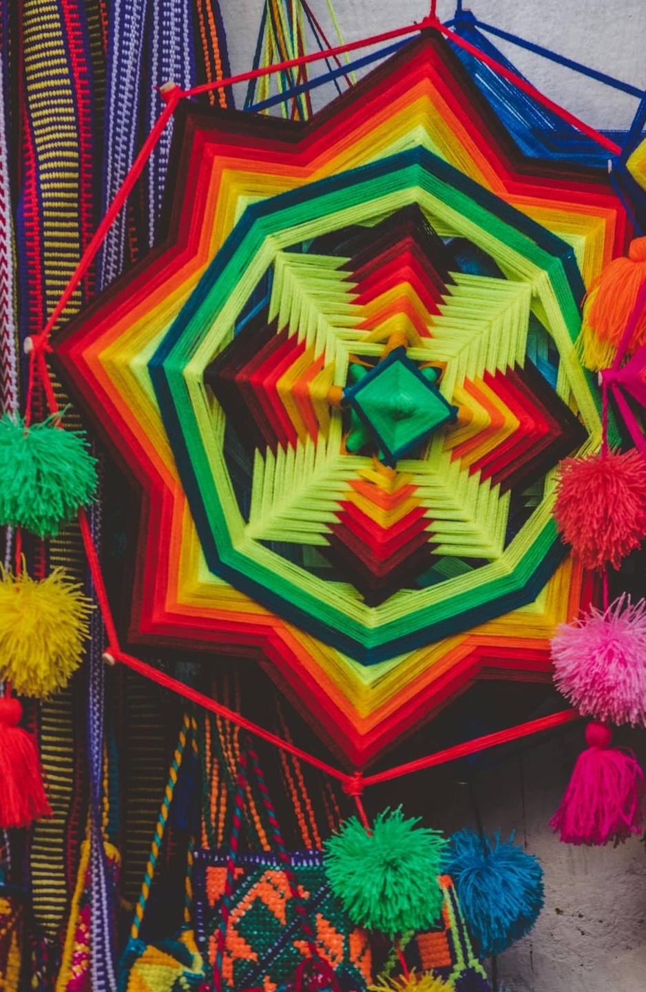 手机屏幕上显示的YouTube视频点赞按钮