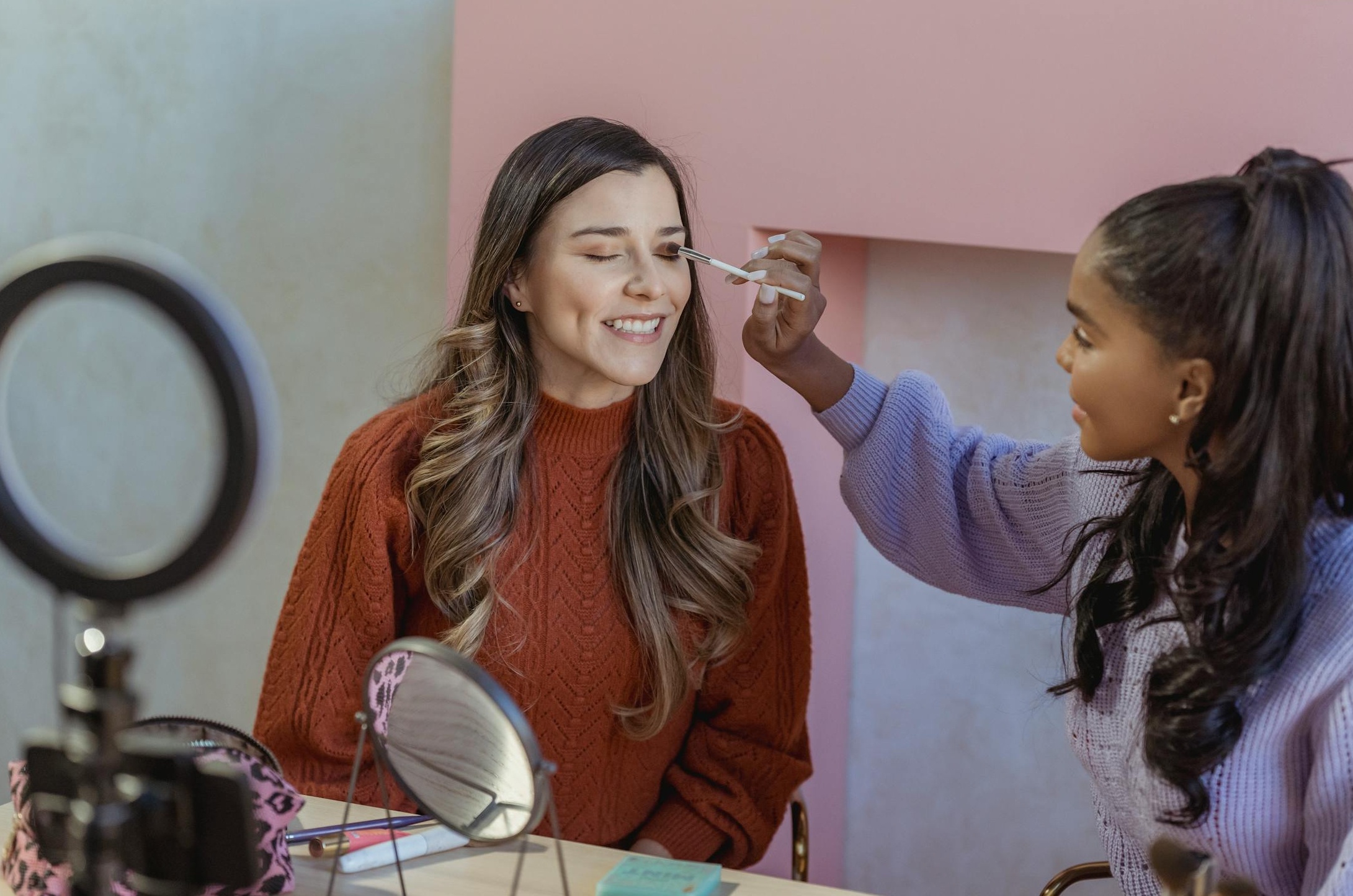 社会认同感的概念图,显示一个人的行为受到群体的影响