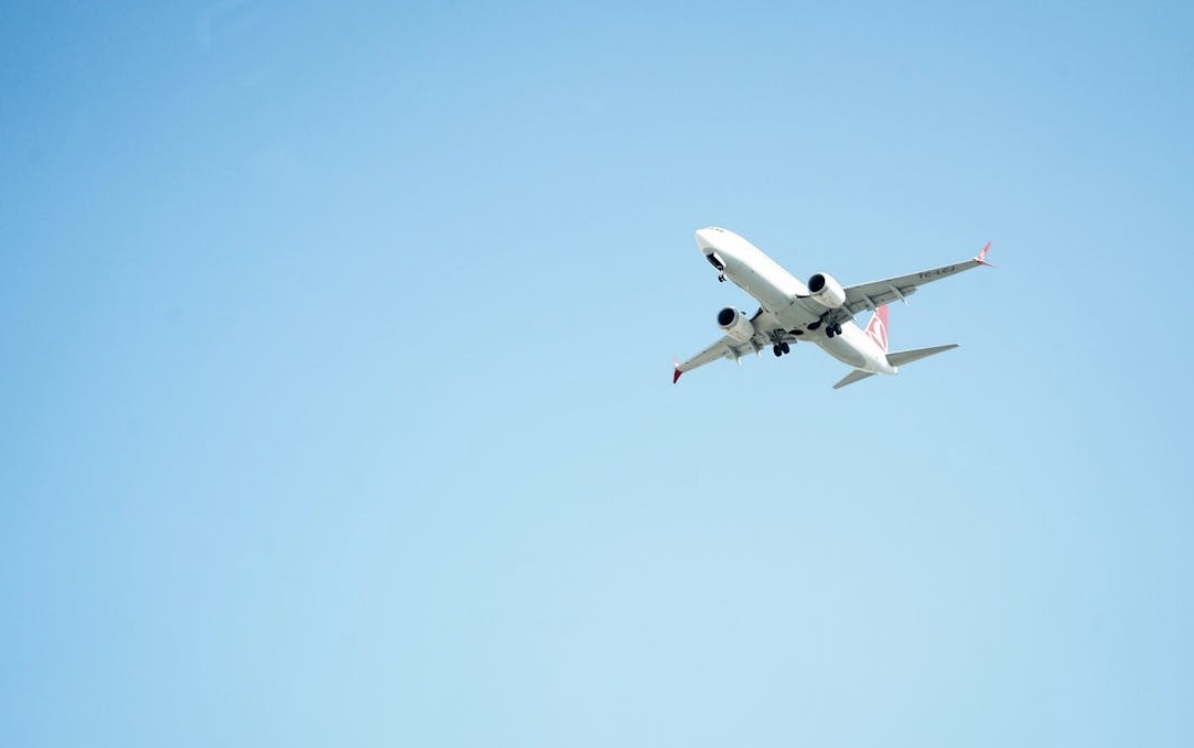 一个充满活力的YouTube视频评论区，展示了观众的高度互动性