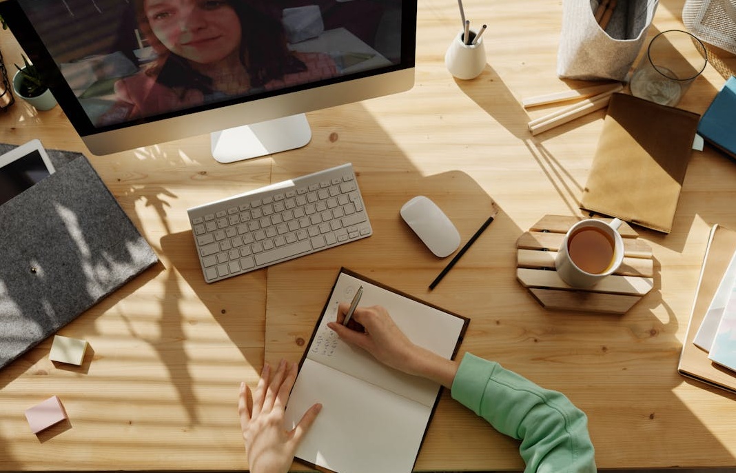 一位专注的YouTube内容创作者正在录制视频，体现了专业精神