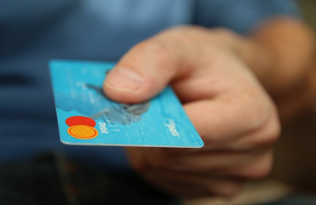 在电脑前进行安全的在线支付，选择可靠的真人评论服务