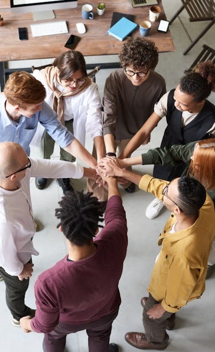 团队为推特视频获得高点赞量而庆祝