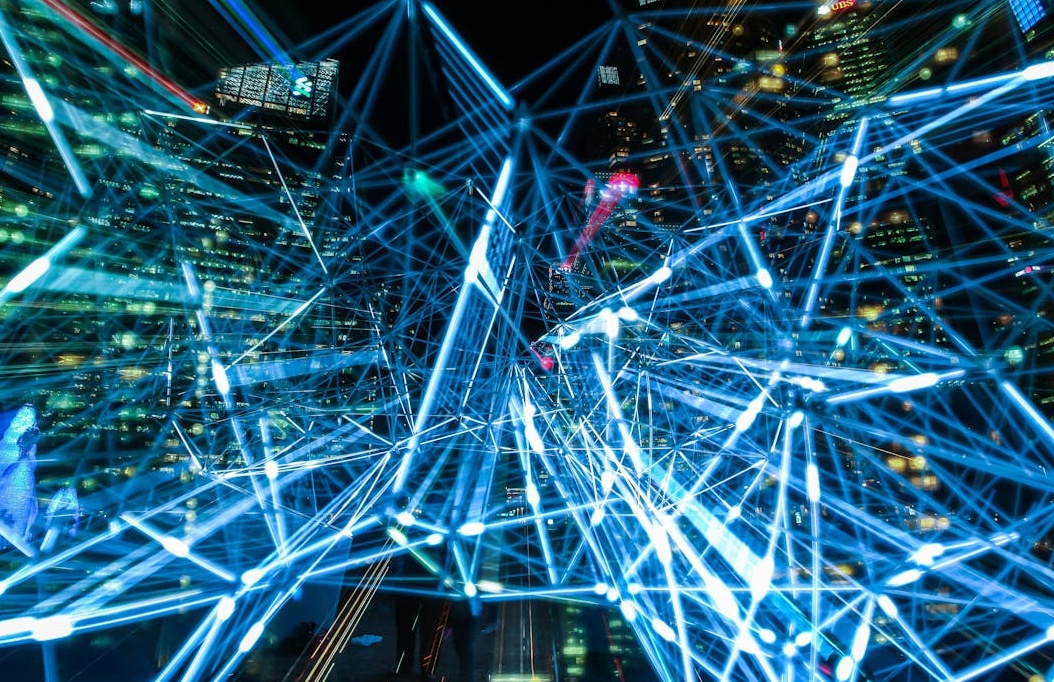 复杂的网络代码背景，代表着TikTok背后神秘而强大的推荐算法