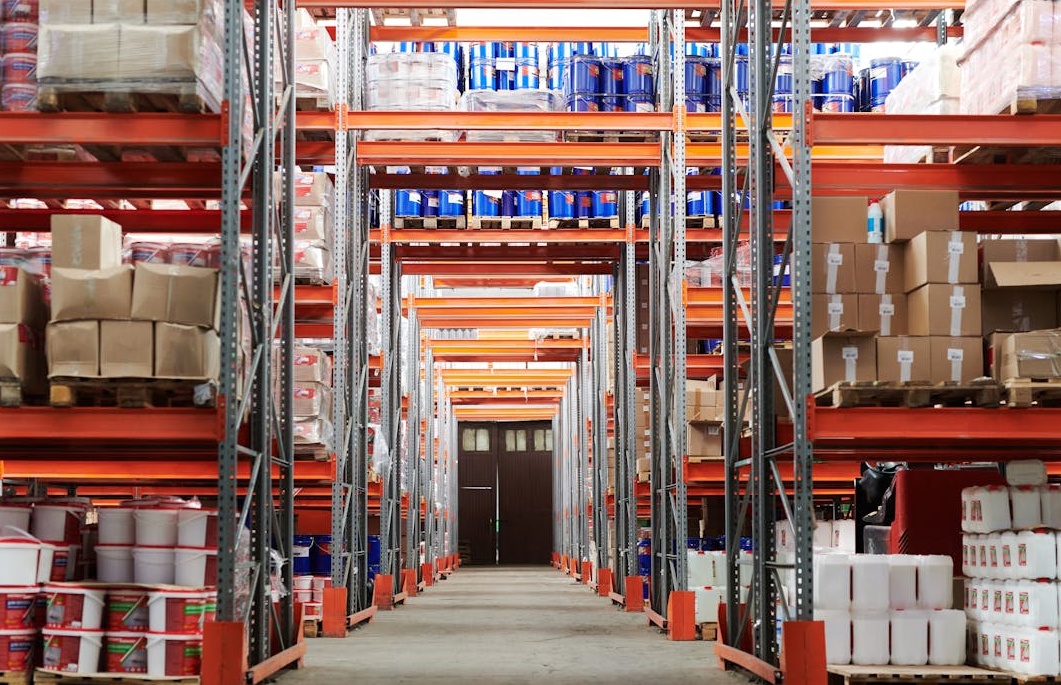 地球仪和包裹，象征着通过TikTok点赞策略赋能的全球跨境电商业务