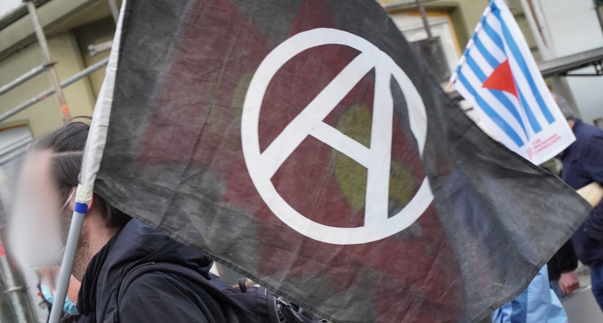 展示社交媒体图标的图片,象征社会证明的重要性