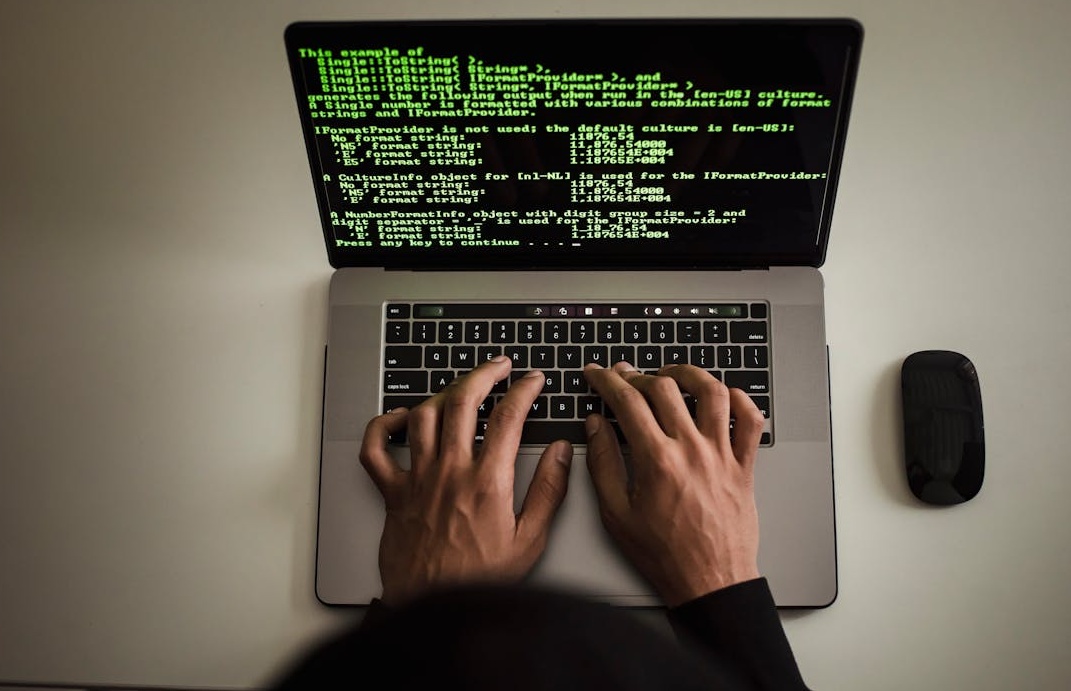 一个用户在电脑前认真操作,象征着谨慎选择服务