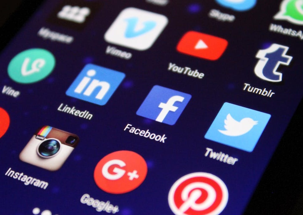 代表社会认同感的大拇指标志，象征着通过购买Instagram点赞获得的积极效果