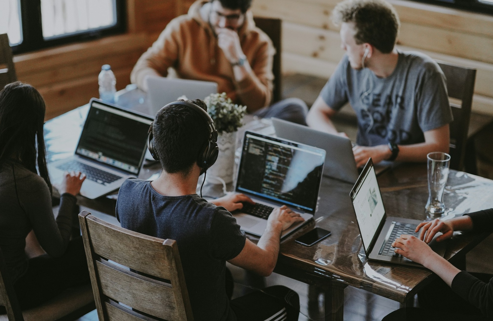 一群人在数字设备上进行互动,象征着社交媒体社区的建立