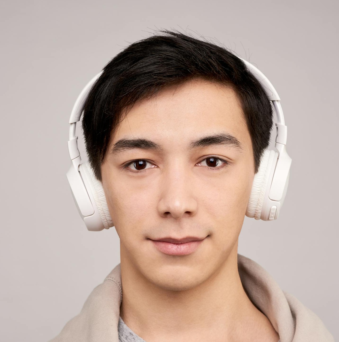 一名营销人员正在研究Facebook账户增长的图表和数据