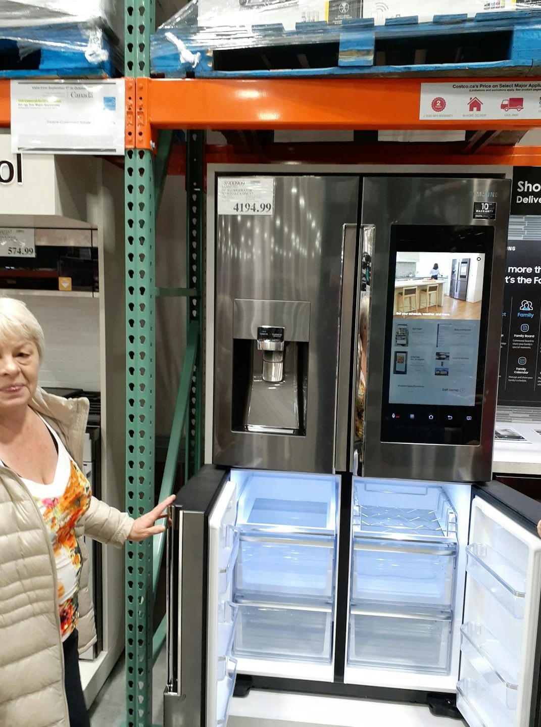 一名分析师在屏幕上研究复杂的数字营销增长图表