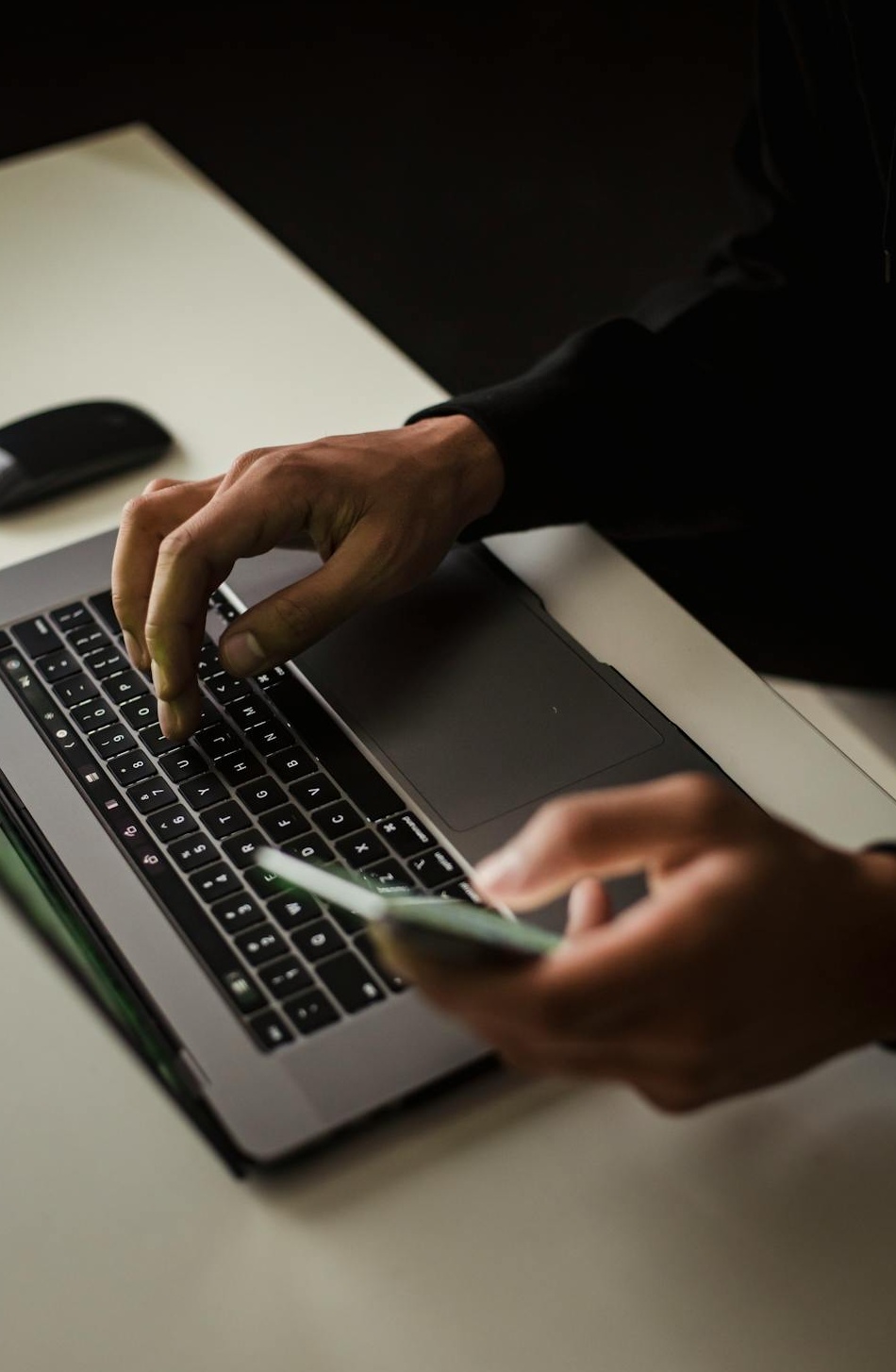 一名成功的网红正在查看手机上的社交媒体点赞和关注