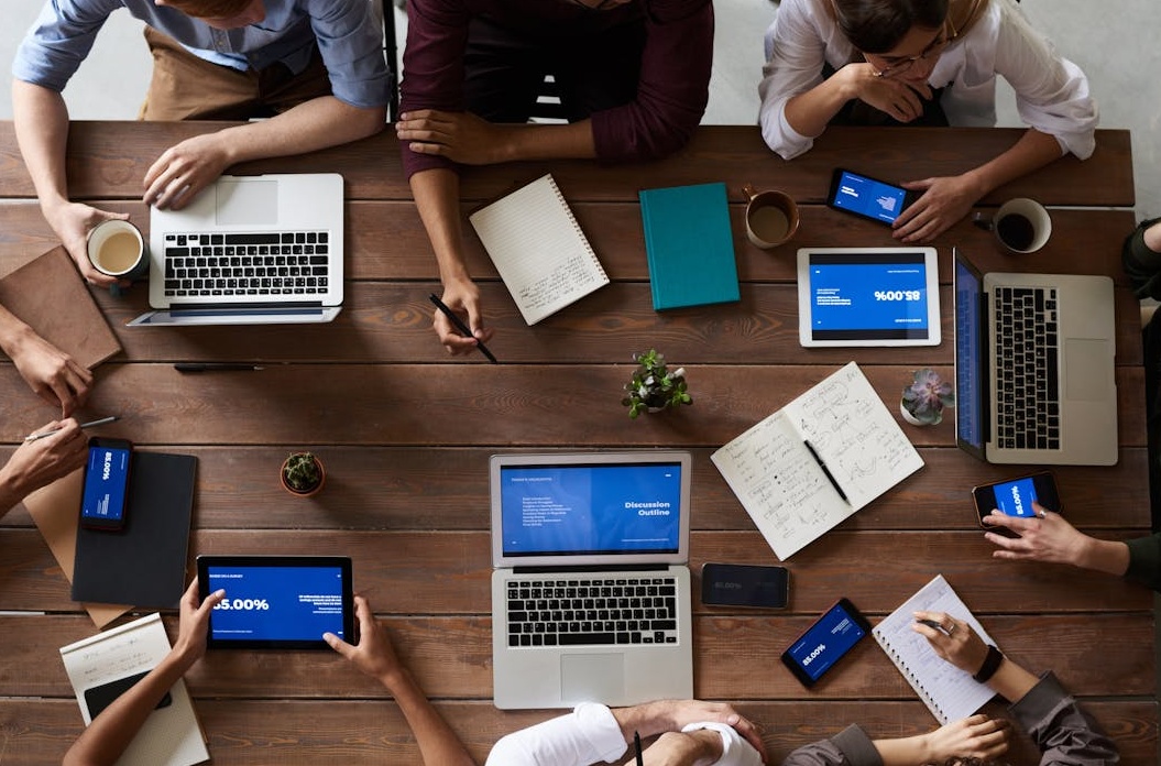 某初创品牌通过购买Twitter粉丝后实现的粉丝增长曲线图