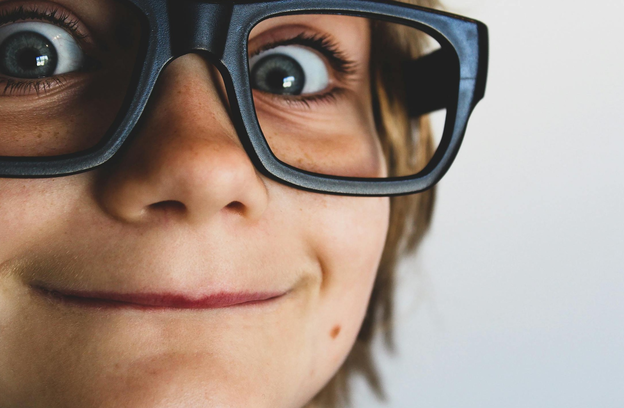 一个人专注地在手机上浏览Instagram