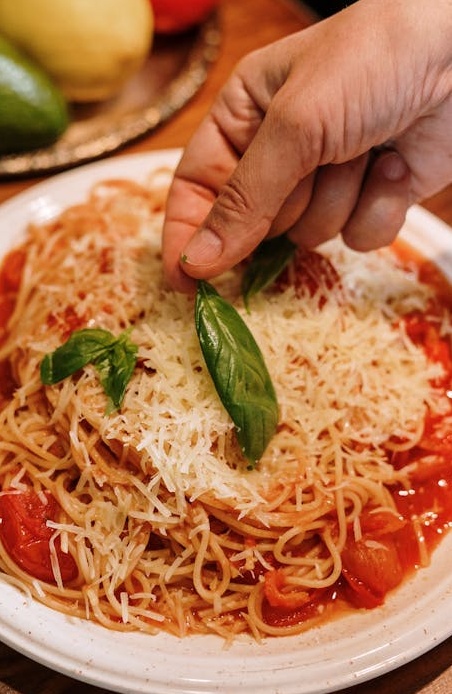 用户在手机上浏览TikTok个人主页,关注粉丝数量