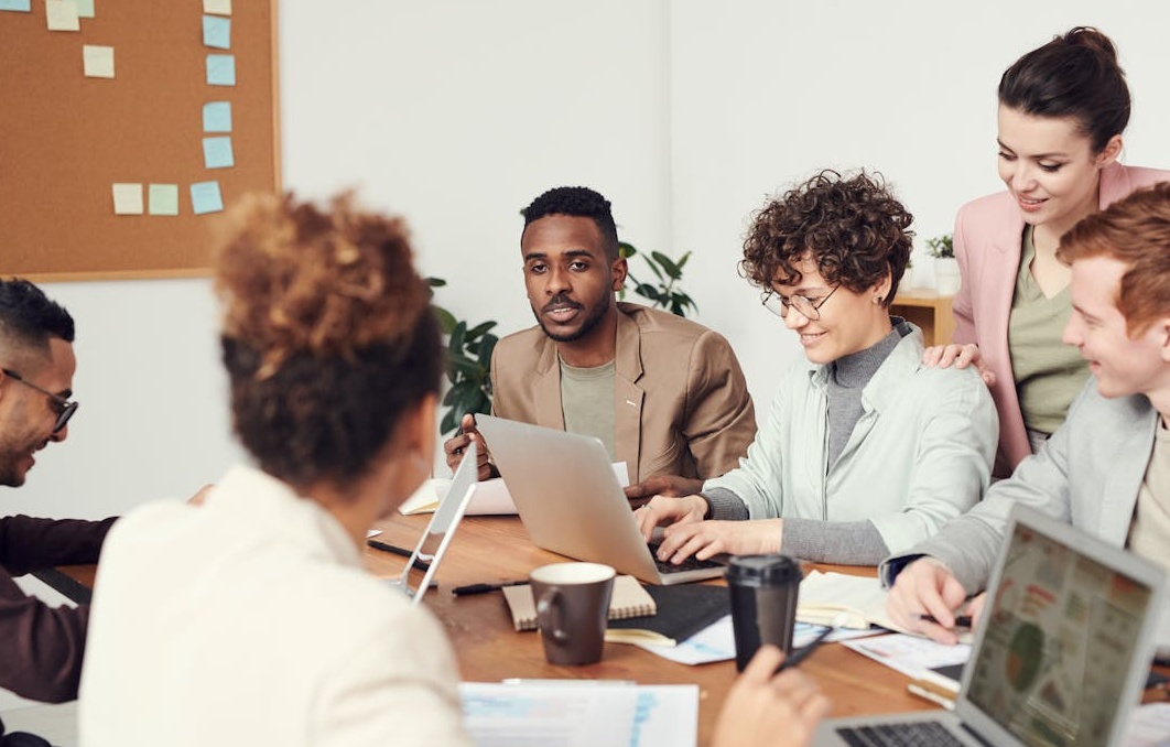 企业团队通过成功的Facebook营销策略庆祝业务增长