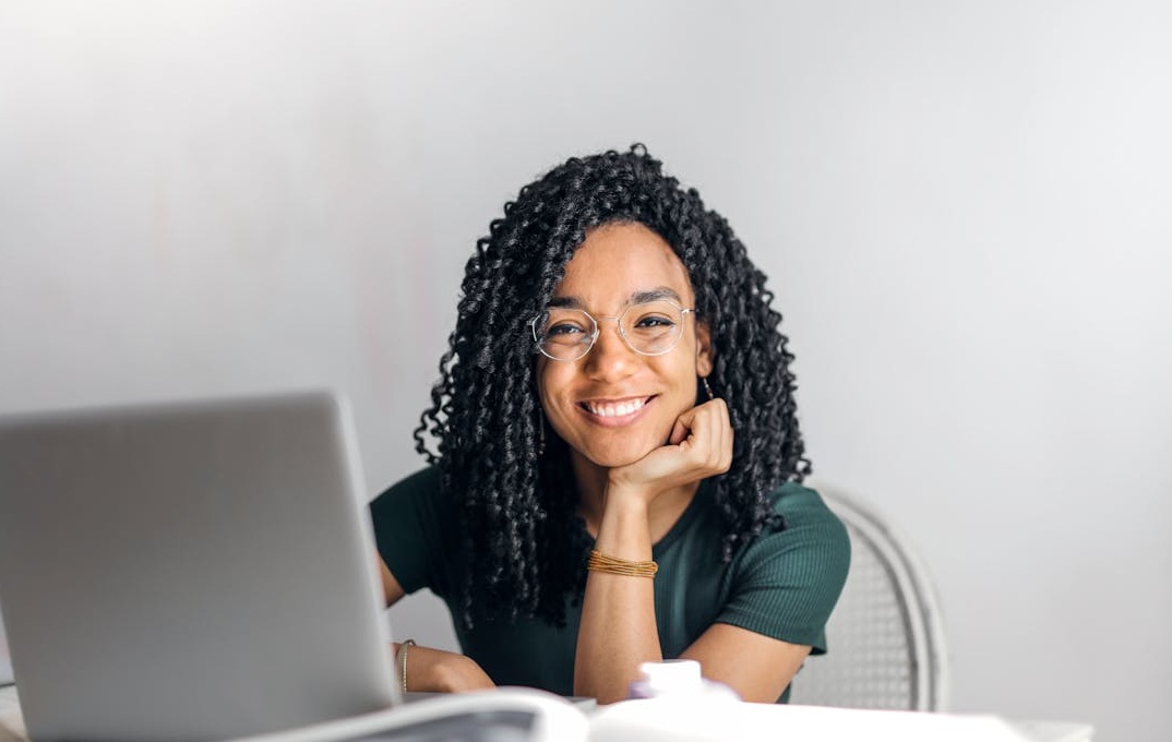 一个内容创作者正在手机上编辑她的Instagram帖子