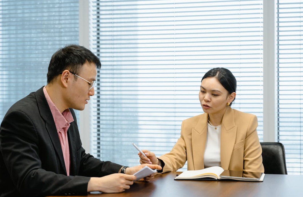 手机屏幕上显示着Instagram的高互动率通知