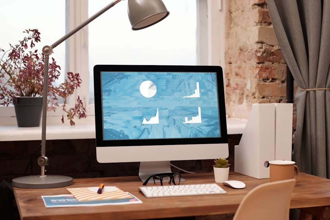 团队在进行社交媒体策略规划