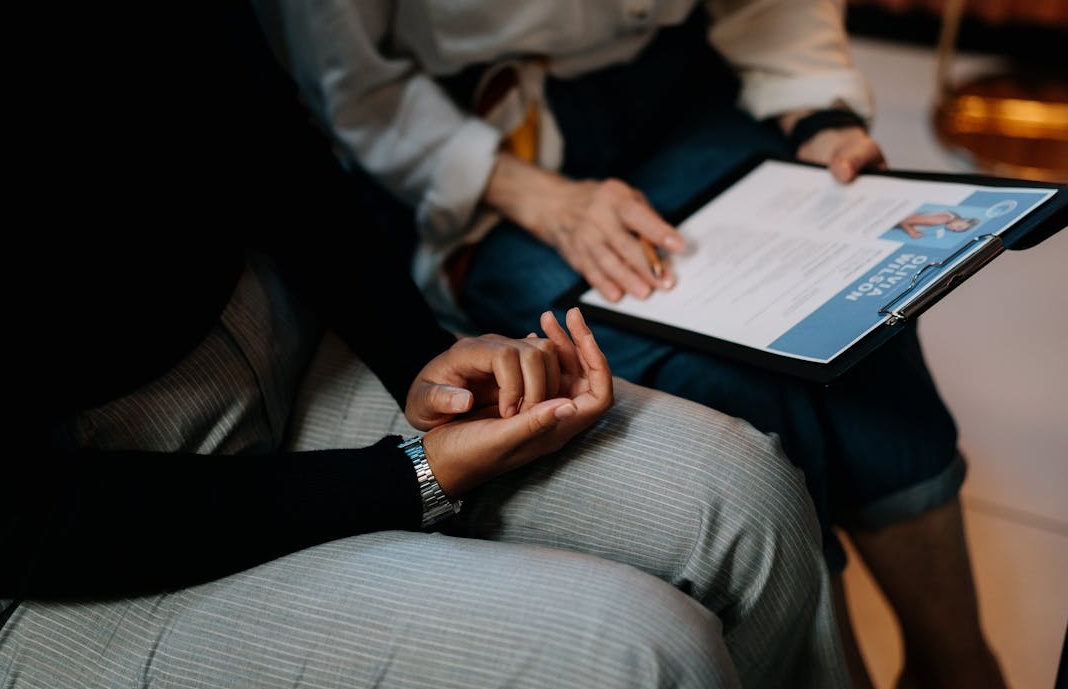 一群人被一个发光的社交媒体图标所吸引,象征社会认同感