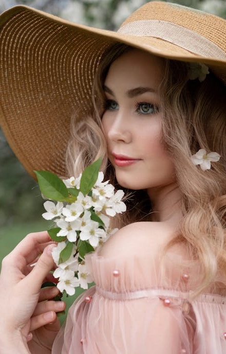 用户在手机上浏览社交媒体,被高点赞内容吸引