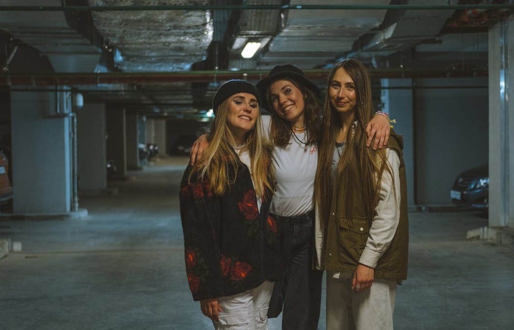 内容创作者正在精心拍摄和制作高质量的TK视频