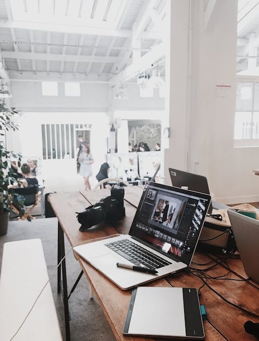 一个人正在分析手机和笔记本电脑上的数据图表