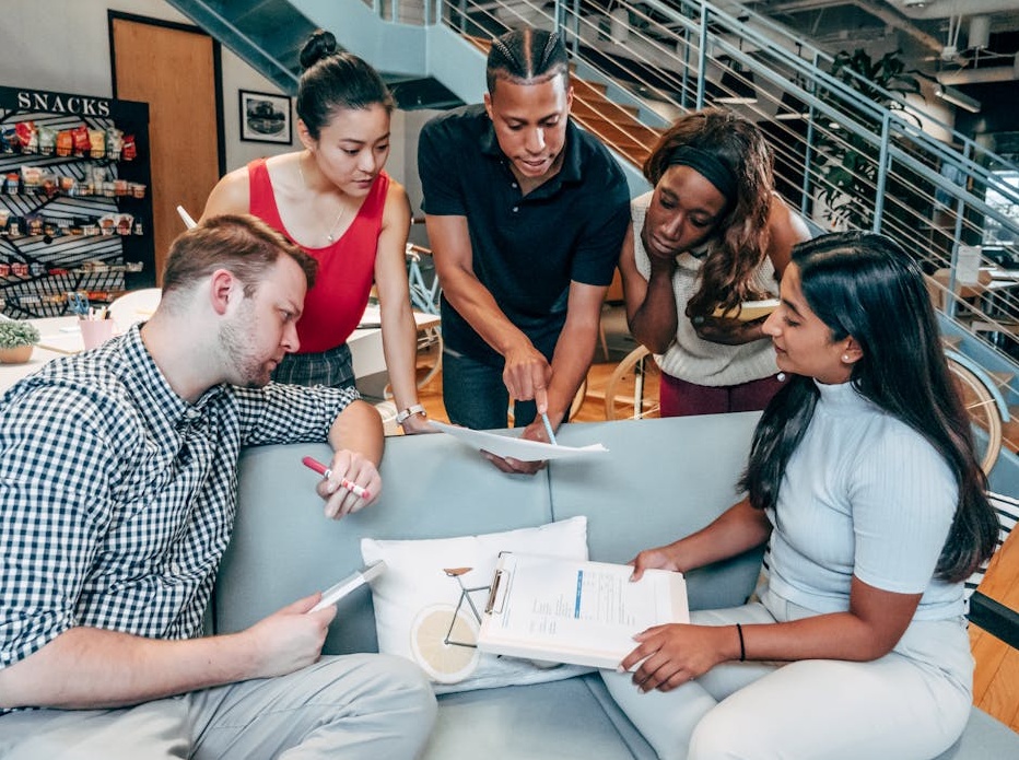 一个拥有大量粉丝的Facebook品牌主页,象征着强大的品牌信誉