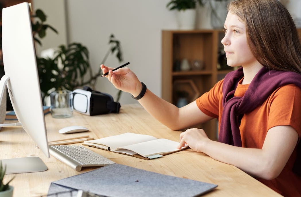 一名分析师正在研究屏幕上的复杂算法图表
