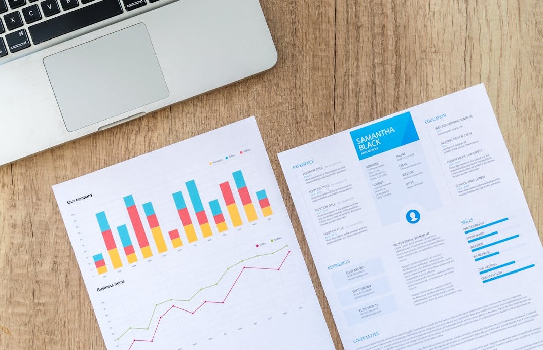 显示Facebook广告管理后台的电脑屏幕,上面有各种图表和数据