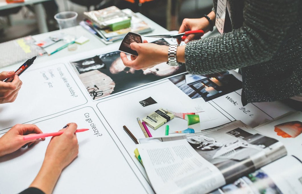 团队成员围绕着一张桌子讨论社交媒体发布计划