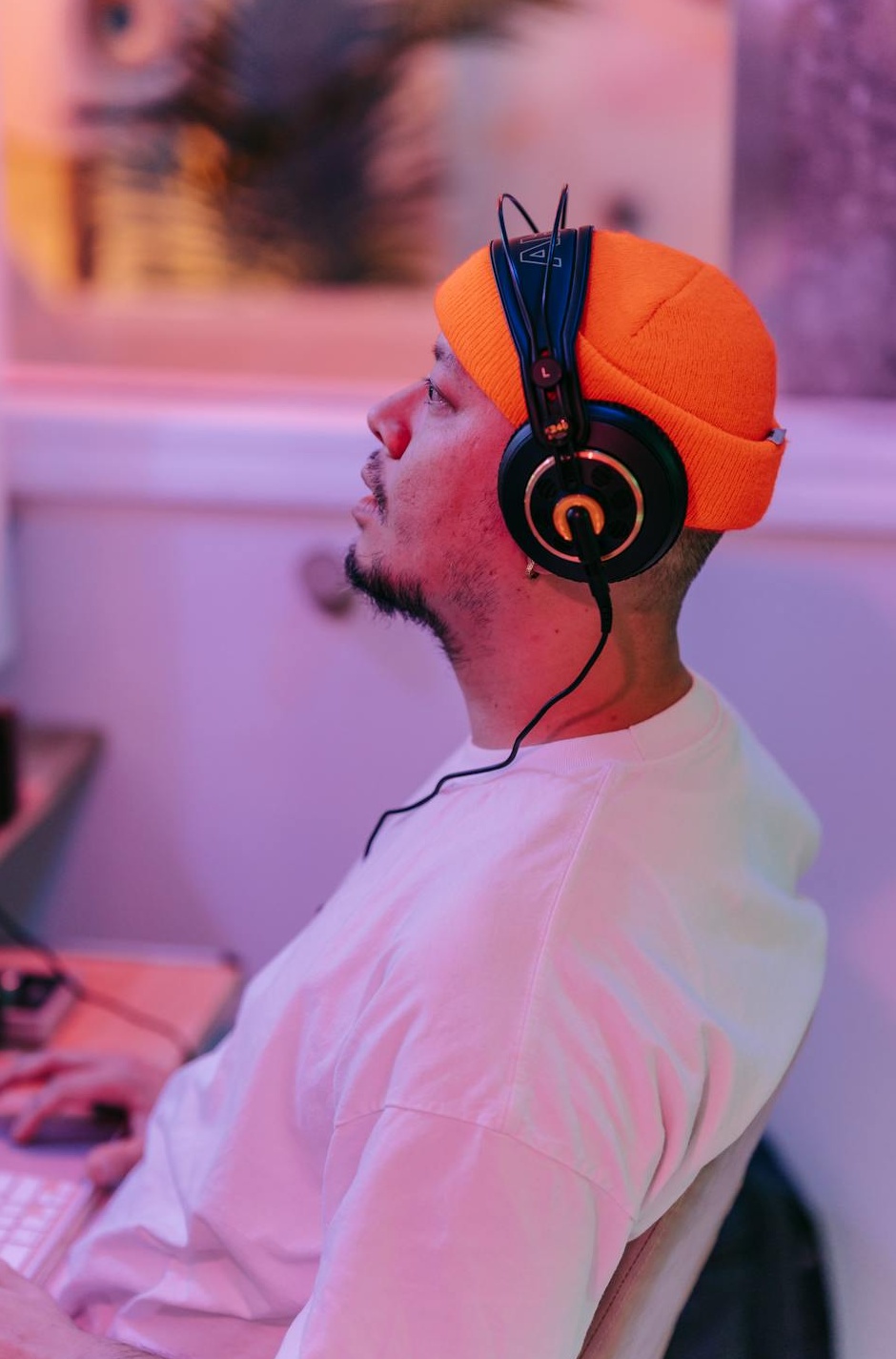 一个手机屏幕上展示的Twitter(X)内容流,配有用户评论和点赞