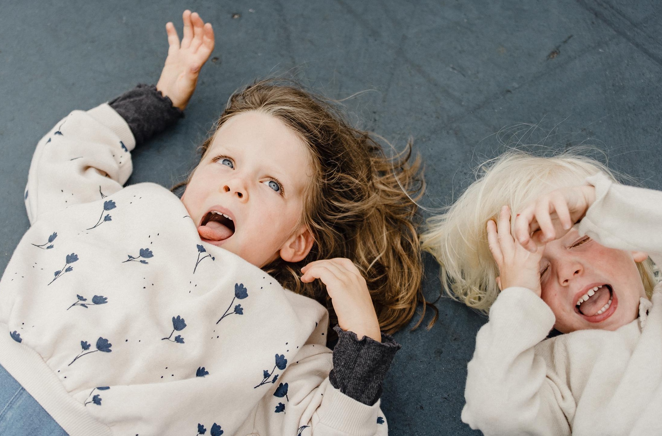 一个品牌商或内容创作者正在社交媒体上回复用户评论