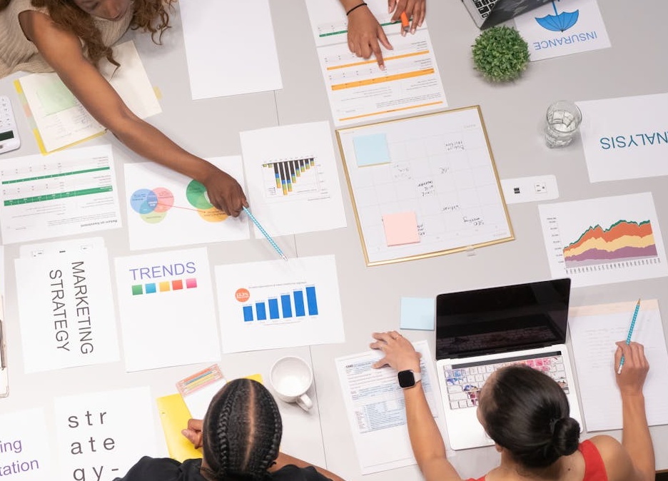 用户在电脑屏幕前仔细评估和选择服务选项,象征着谨慎选择Twitter买粉平台