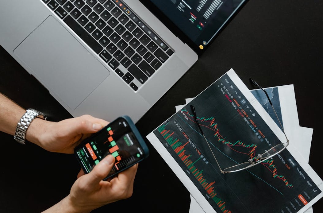 一个团队在电脑前分析社交媒体数据和策略