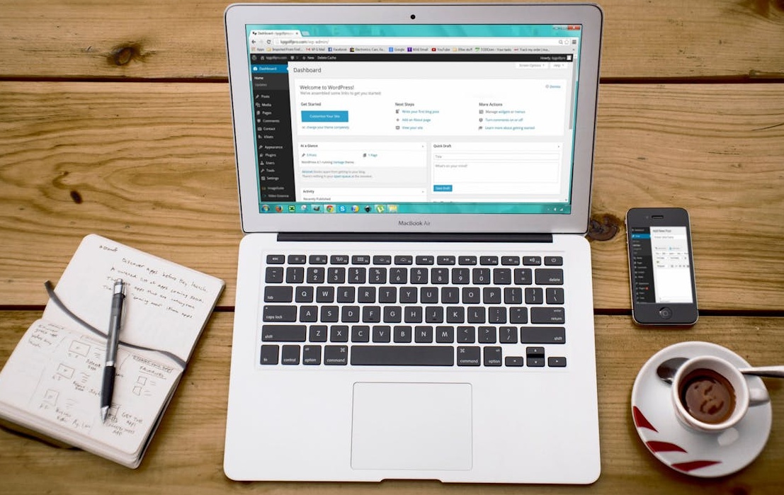 带有YouTube盈利标志的火箭正在上升,象征快速达到盈利目标