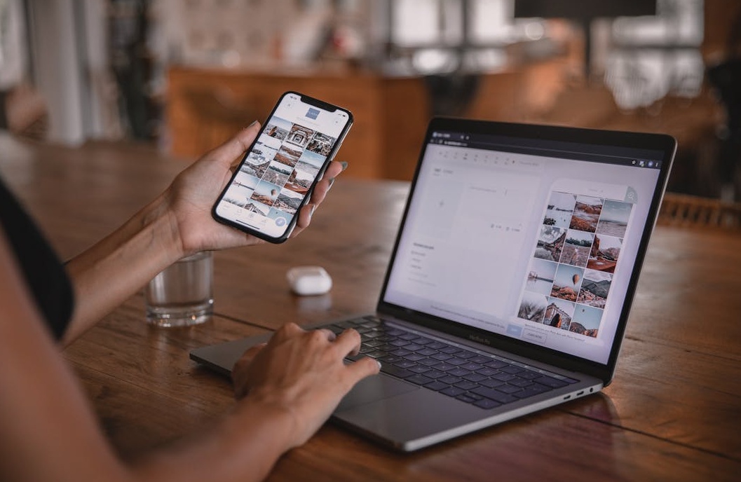 智能手机屏幕上展示的脸书视频及其活跃的评论区