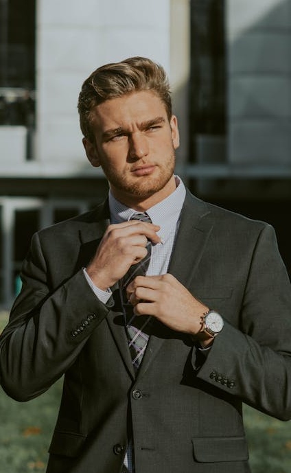 一个人正在手机上使用X(推特)应用,屏幕上显示着帖子和浏览量数据