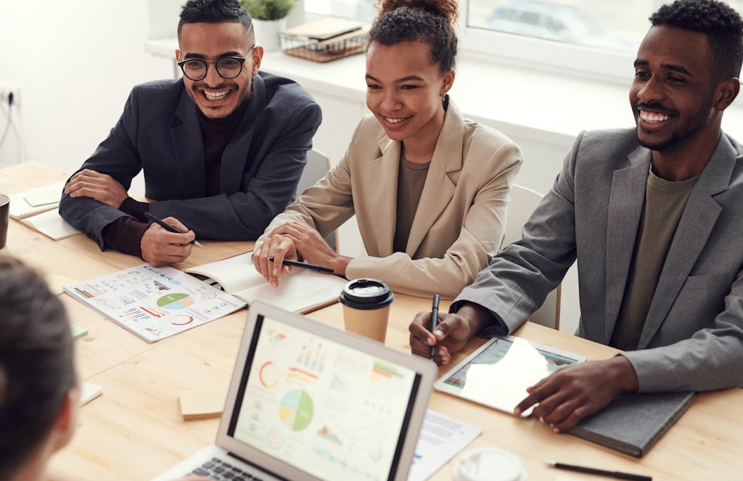 一个营销团队正在讨论如何为推特帖子选择合适的推广套餐