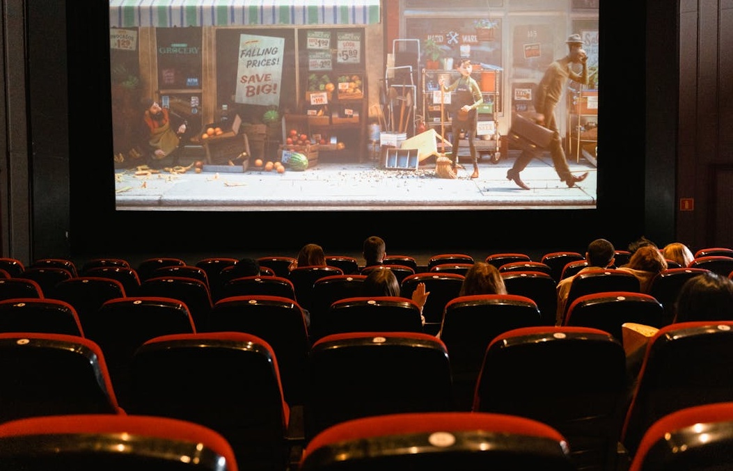 一部手机屏幕上显示着一个拥有大量点赞和评论的Instagram帖子