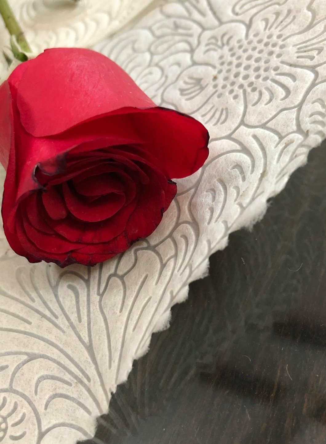 展示手机TikTok应用和网络流量的背景