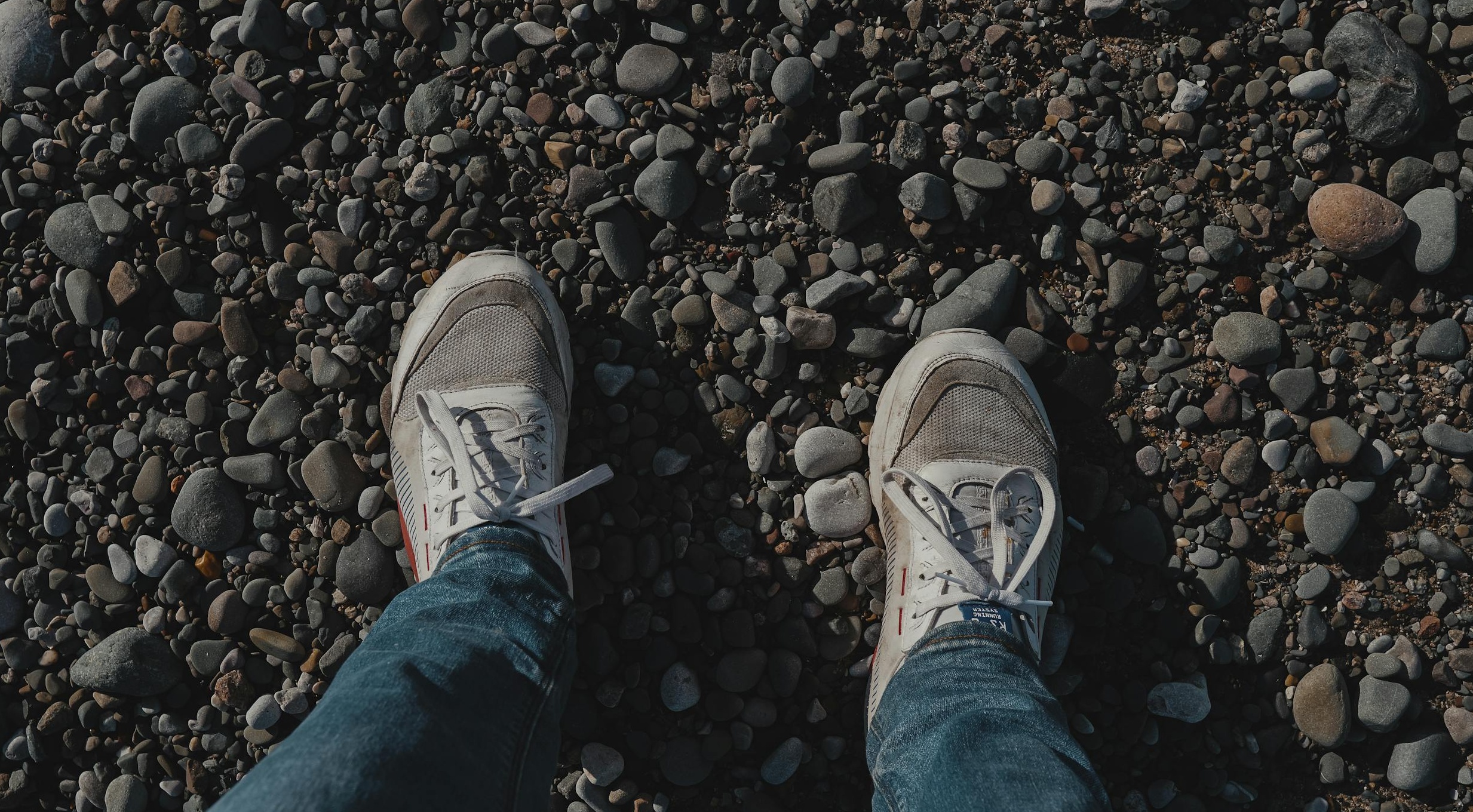 一个团队正在围绕带有TikTok界面的手机进行头脑风暴