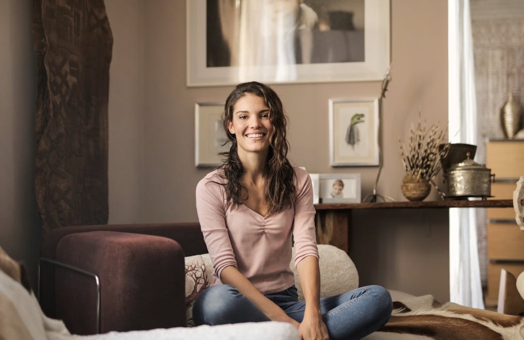 一群商务人士正在会议室中进行头脑风暴,象征着LinkedIn上专业连接的价值