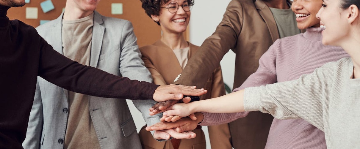 一位专业人士正在笔记本电脑上打字,显示出她正在创建高质量内容以吸引和留住LinkedIn关注者