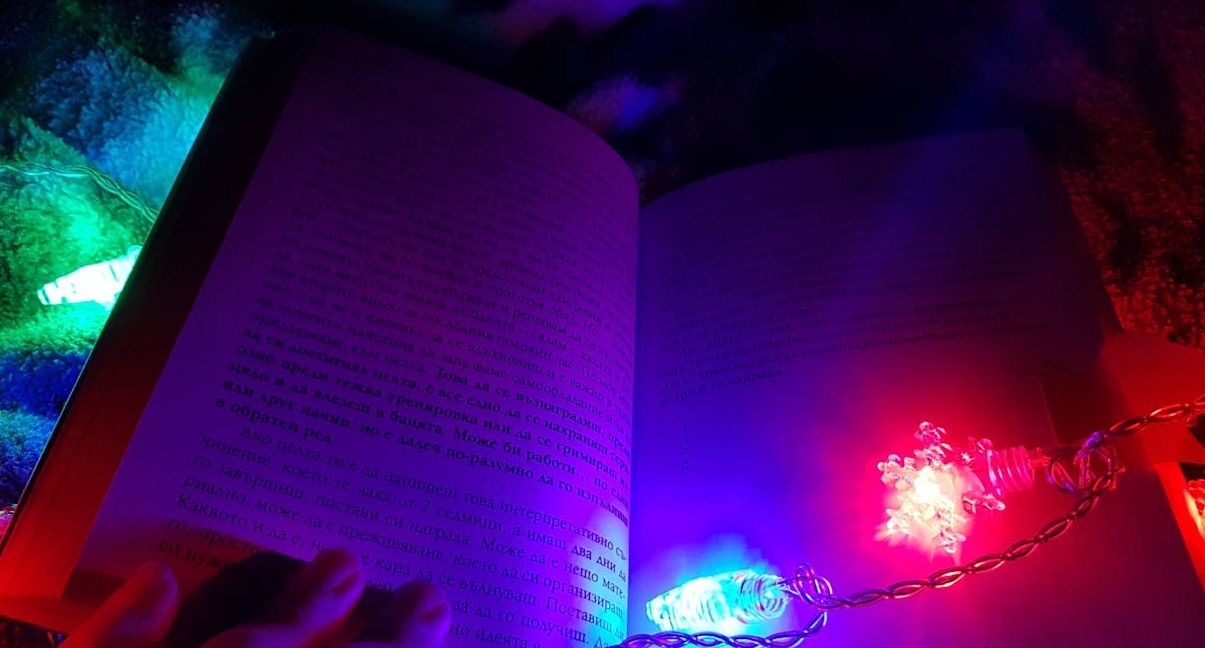 一个商务人士正在使用平板电脑分析数据,背景是LinkedIn界面,象征着LinkedIn广告的精准定位与数据分析