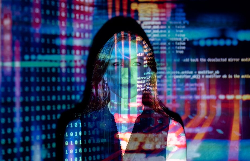 一名演讲者站在会议台上对着观众演讲,背景是大屏幕显示着商业图表,象征着LinkedIn上的思想领导力