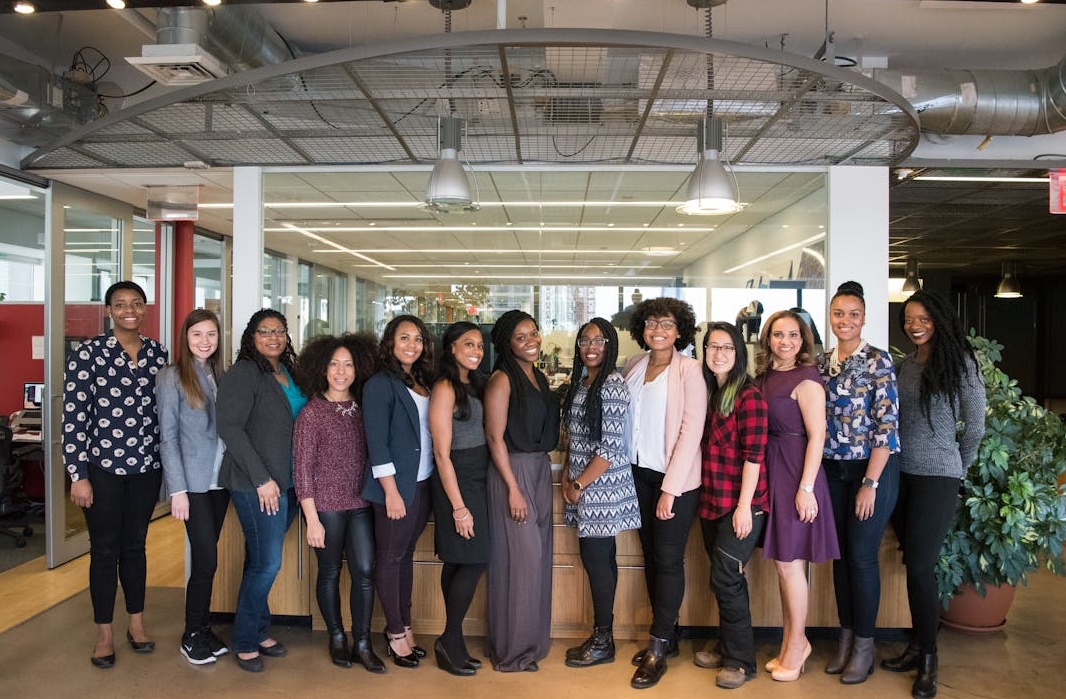 一群人积极互动,象征着强大的社交凭证