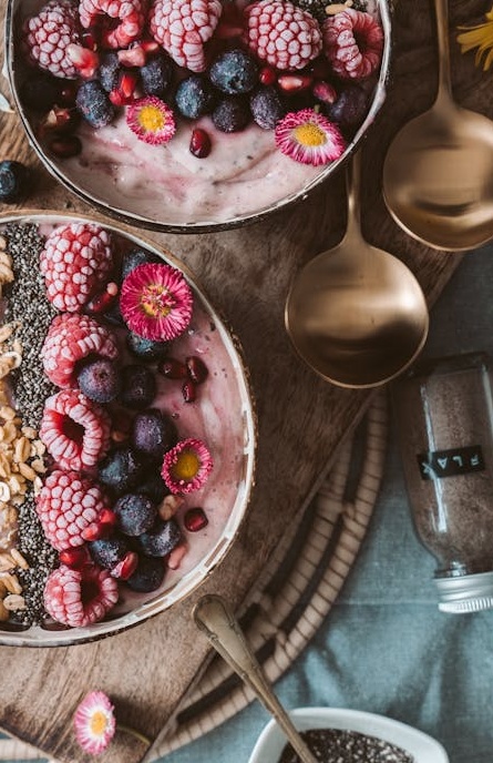 用户在手机上浏览一个粉丝众多的Facebook专页,体现了策略的成功